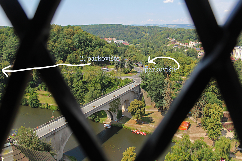 Fotografie: parkoviště pod hradem mimo Loket