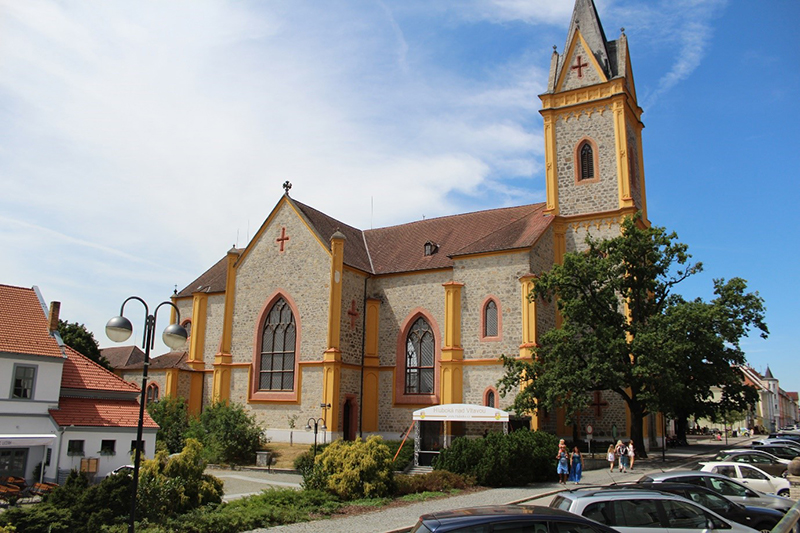 Fotografie: kostel v Hluboké